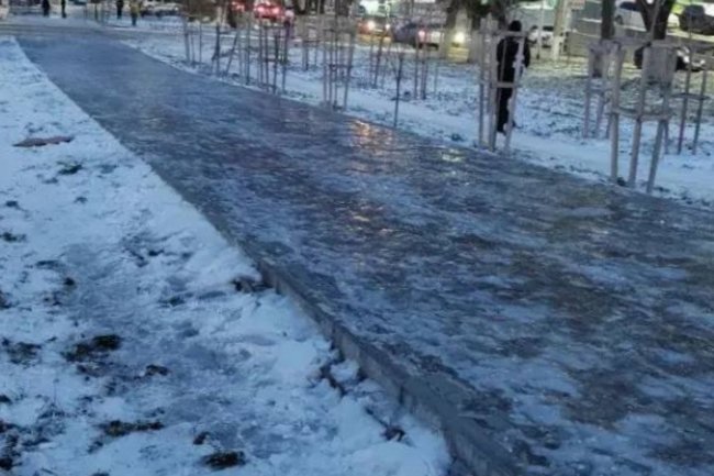 «Ноги можно переломать!»: новороссийцы жалуются на «адский гололед на улицах и во дворах