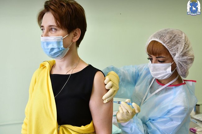 678,9 тысячи жителей Иркутской области привились первым компонентом вакцины от COVID-19