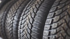 Автоэксперт Ершов заявил о рисках использования летних шин во время снегопадов