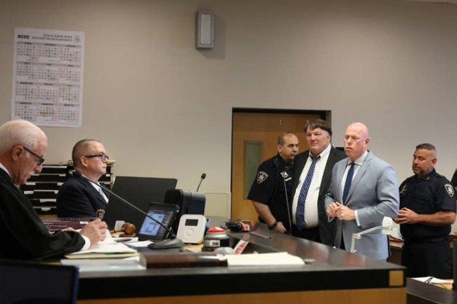 Рекс Хойерман (пятый слева)