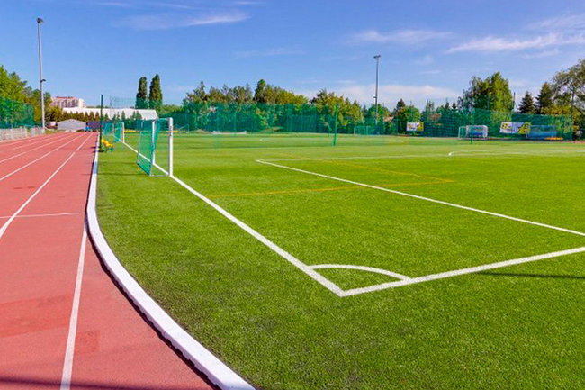 Благоустройство стадиона в спортшколе поселка Боровский Тюменского района завершат в ноябре 2021 года
