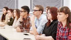 Школьники на перемене. Занятия начинаются. Центры для кружков. Будут начинаться занятия. Ученики на перемене.