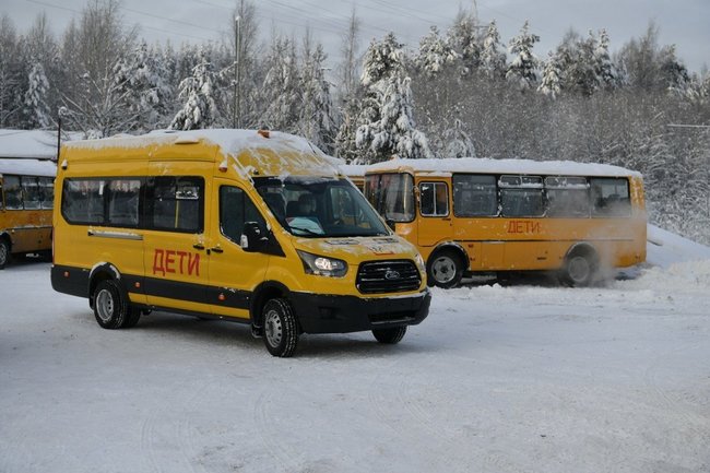 В Карелии районные школы получили новые автобусы