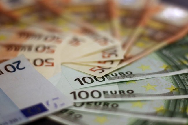 Покупают, а затем выводят за границу: россияне скупили валюту на 237 млрд рублей