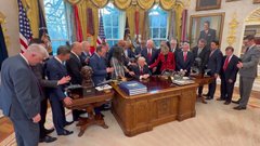 В Овальном кабинете прошла коллективная молитва за победу Трампа в Иране