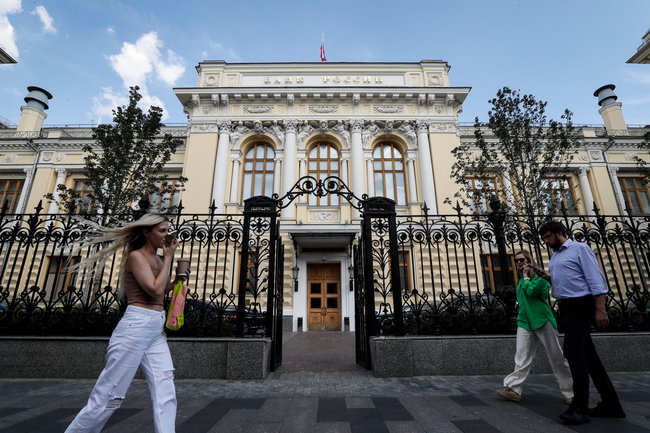 Москва. Здание Центрально банка России на Неглинной улице. С 1 августа 2023 года вступил в силу закон о внедрении цифрового рубля и осуществлении безналичных расчетов с его помощью. Цифровой рубль станет дополнением к наличному и безналичному рублю. Один цифровой рубль будет эквивалентен одному рублю в наличной или безналичной форме. Выбранная Банком России концепция предусматривает, что платформа цифрового рубля будет находиться целиком в ведении самого ЦБ. EPA