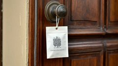 Вешаю пакетик с чаем на ручку двери: подруга вначале смеялась над моим лайфхаком, а теперь тоже так делает