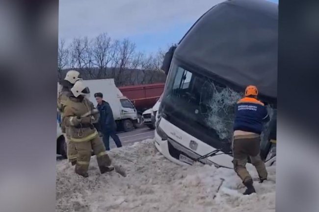 В Новороссийске автобус с пассажирами попал в кювет