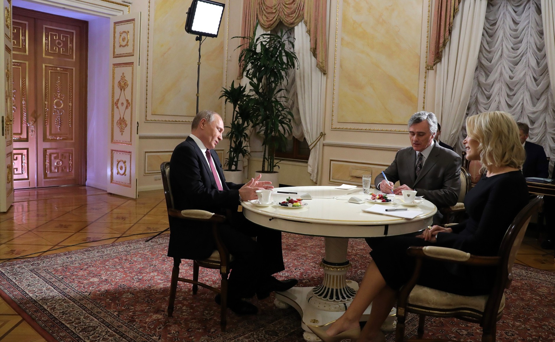 интервью путина журналистке мегин келли. американская ведущая меган келли. журналистке мегин келли. интервью у путина мегин келли. меган келли интервью.