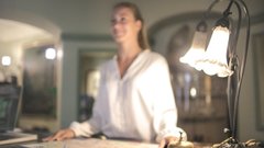 Три девушки с бутылкой водки и огнетушителем разрушили ресепшен отеля и попали на видео