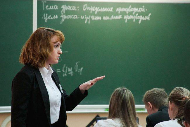 В Госдуме предлагают установить базовую ставку для учителей: о какой сумме идет речь