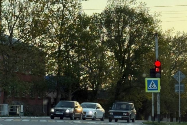 Новороссийск сталкивается с интенсивным автомобильным движением: необходимость в объездных трассах становится критической