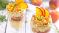 Творожно-персиковый десерт со сливками и ягодами