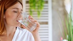 Не стоит пить простую воду: советы врача Воробьева по борьбе с жарой