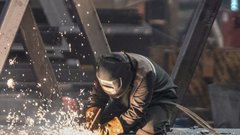 Зарплата сварщиков в России достигла 179 тысяч рублей в месяц
