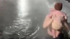 Педиатр Кондрахин: отец подверг риску жизнь малыша, купая его в ледяной воде в Сургуте