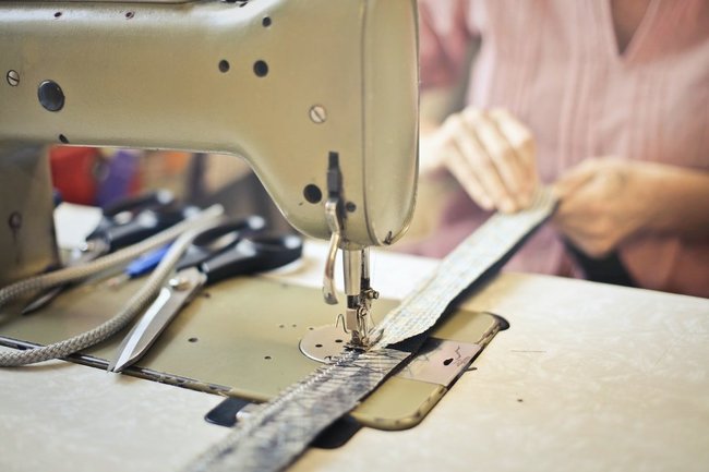 швейная машинка швея шитье 