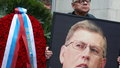 Владимир Мамонтов с портретом Владимира Сунгоркина во время похорон