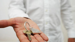 Во Владикавказе детям-сиротам вручили ключи от 18 новых квартир