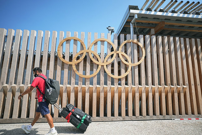 Олимпийская деревня Токио Олимпийские игры символ олимпийские кольца ковид коронавирус 