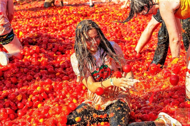Фестиваль ла Томатина Испания. Tomatina праздник праздник в Испании. Кидает помидор