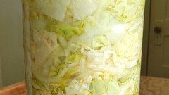 Квашеная капуста в банке: точная соль, хруст и контроль брожения