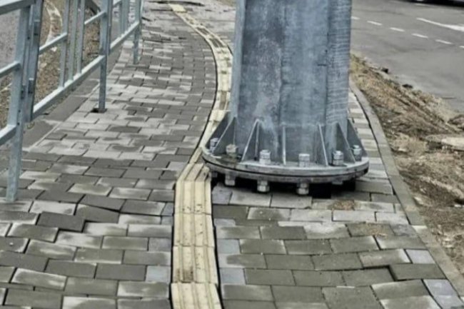 В Новороссийске, в южной части города, тактильная плитка для людей с ограниченным зрением упирается в столб
