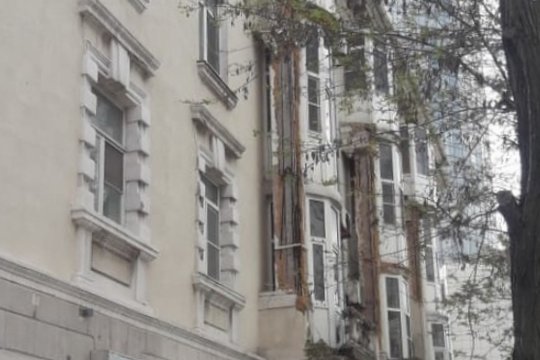 «Балконы вот-вот рухнут!»: в Новороссийске на набережной разрушаются исторические здания