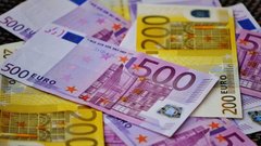 Рубль «скукоживается» к осени: евро стал дороже 100 рублей