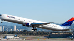 Пассажирка самолета испугала пользователей сети, показав клопа, ползущего по ее ноге