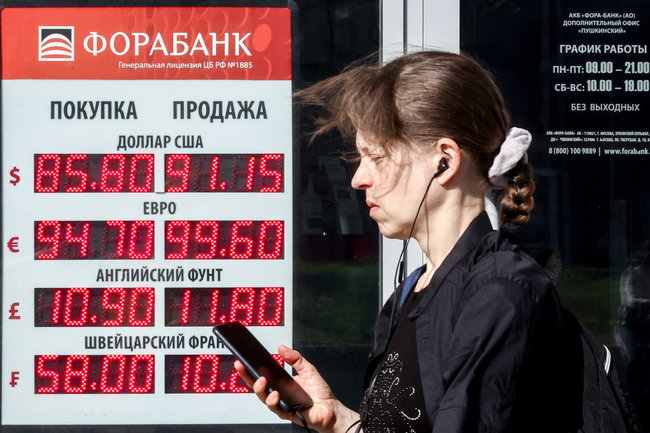 Банки РФ начали продавать евро дороже 100 рублей