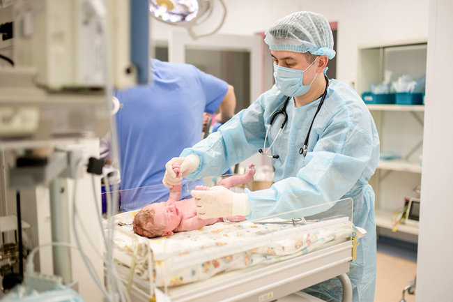 Петербургские врачи смогли выходить недоношенного ребенка весом всего 460 граммов