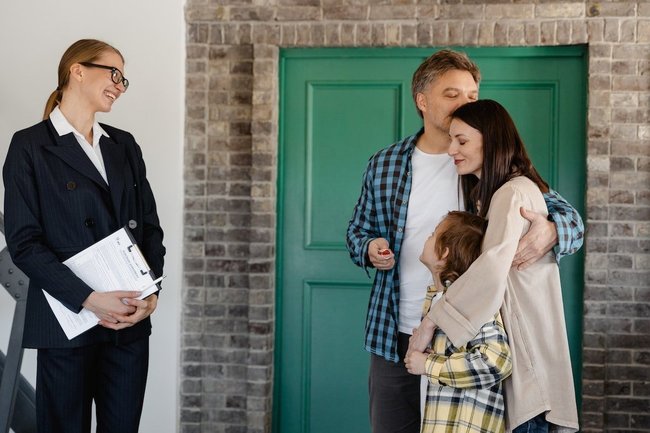 семья жилье квартира кредит ипотека ключи ключ мама папа ребенок 