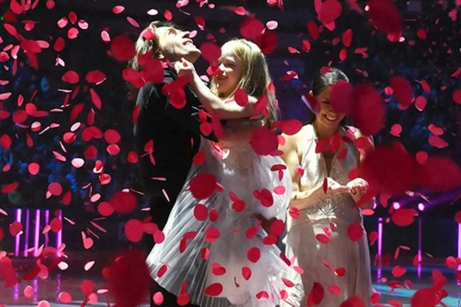 Фигурист Петр Чернышев с дочерью Милой (в центре) и фигуристка Наоми Ланг на фестивале «Влюблённые в фигурное катание» в Москве