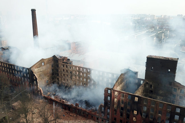 Последствия пожара на фабрике &quot;Невская мануфактура&quot; в Санкт-Петербурге 