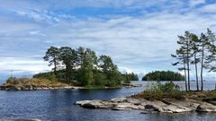 Группу туристов с детьми на лодках унесло ветром на Ладожское озеро