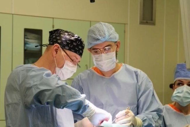 Хирургическое вмешательство в нейрохирургическом отделении РДКБ.