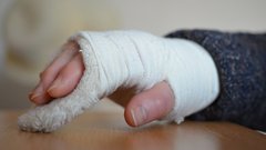 Инженер пострадал при падении с самолета в европейском аэропорту