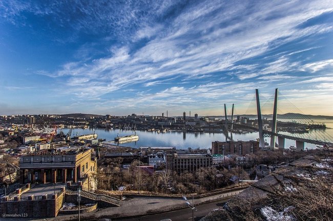 Посреди моста во Владивостоке потеряли контейнер