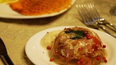 В готовом холодце четырех брендов обнаружены опасные патогены, по данным Роскачества