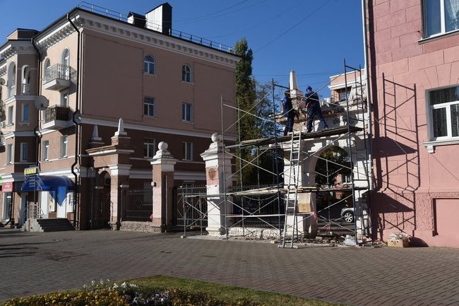 В Курске реконструируют ворота на улице Ленина