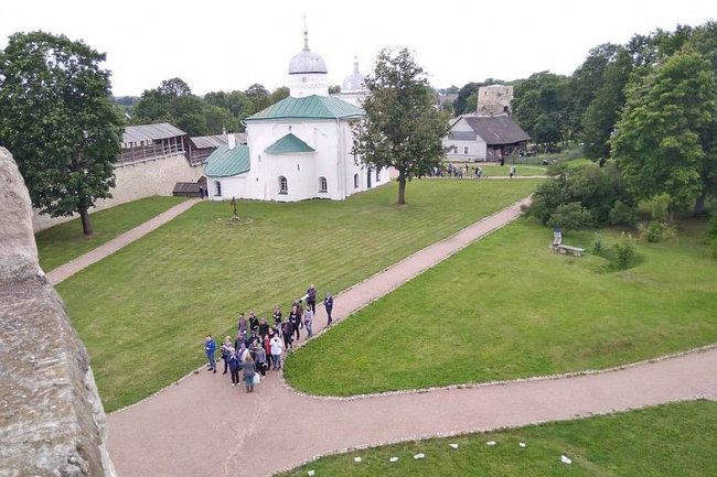 20 волонтеров из Кубани примут участие в восстановлении храмов Псковской области