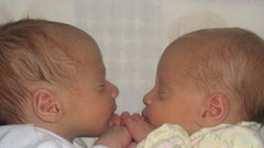 В Саратове медики оказали помощь недоношенным двойняшкам