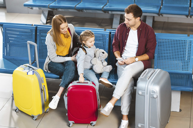 дети ребенок семья родители путешествие туризм туристы аэропорт 