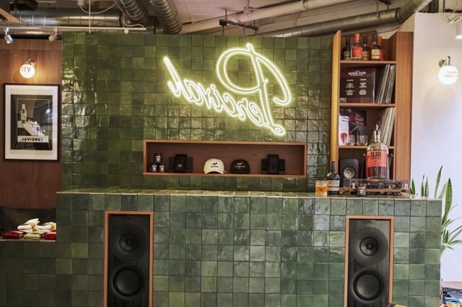 В Лондоне появился бар в магазине мужской одежды