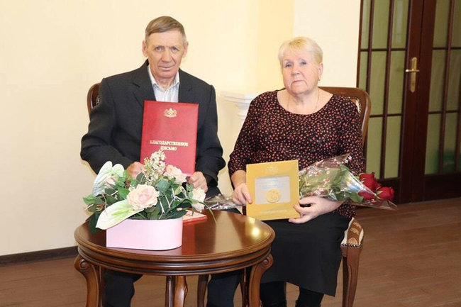Александр Моор поздравил супругов Титовых с 50-летним юбилеем их свадьбы и вручил деньги