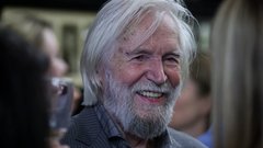 Станислав Любшин, которому исполнилось 93 года, вышел на сцену МХТ и поражает зал чтением наизусть