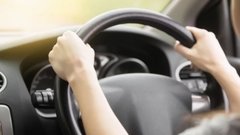 Автоэксперт Субботин рассказал, почему в автомобиле возникает запах бензина