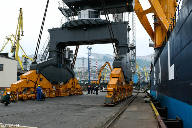 В порту Новороссийска установят уникальный немецкий кран грузоподъемностью 124 тонны