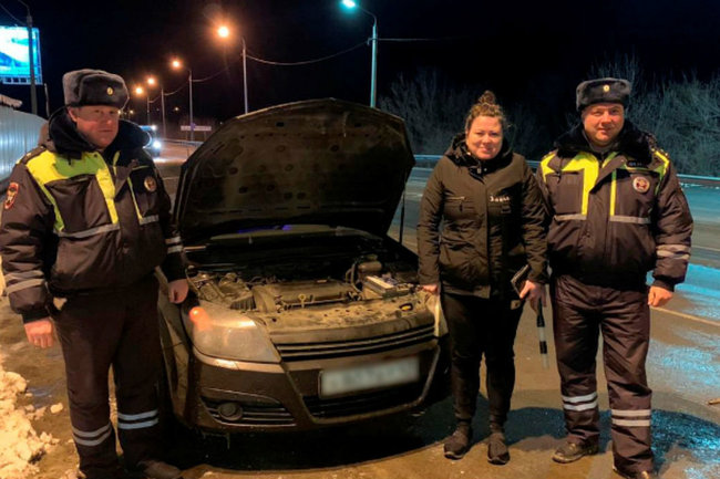 В Воронежской области сотрудники ГИБДД помогли замерзающей автоледи